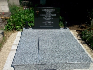 2_szemelyes_fedett_siremlek_grozdits