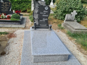 1-szemelyes-fedett-siremlek-202106