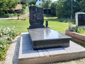 1-szemelyes-fedett-siremlek-202109