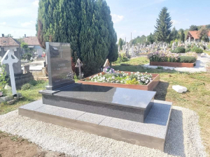 1-szemelyes-fedett-siremlek-202114