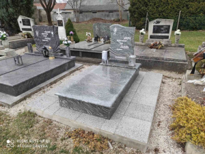 1-szemelyes-fedett-siremlek-202126