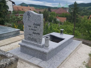 1-szemelyes-reszben-fedett-siremlek-202103