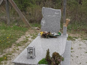 1_szemelyes_reszben_fedett_siremlek_4